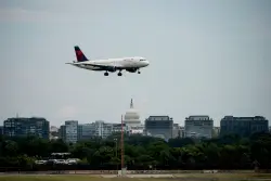Army Black Hawk helicopter forces two jetliners to abort landings at DCA