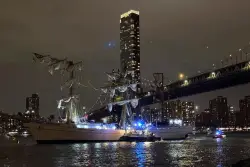 Mexican navy training vessel hits New York’s Brooklyn Bridge. Some injuries reported