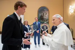 Pope meets Sinner: No. 1 player gives tennis fan Pope Leo XIV racket on Italian Open off-day