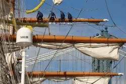 Federal officials launch investigation into Mexican tall ship that struck Brooklyn Bridge